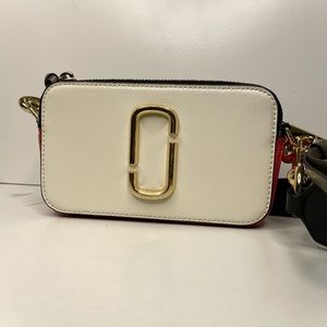 MARC JACOBS
Saffiano Small Snapshot Camera Bag Porcelain Multi
